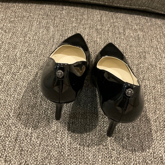 Anne Klein Women’s Black Patent Leather Heels Pointed Toe Size 7 Pumps - Picture 4 of 8